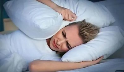 造成失眠原因有,精神心理因素,如精神心理上受到某种外因的刺激或干扰。疾病因素,因较多的内脏疾病如心脑血管病、胃肠病、肝病、肾病、慢支、哮喘以及手术后和其他精神疾病引起;药物因素发生严重失眠的副作用。以及环境因素不适应等。那么,应该如何预防失眠呢?